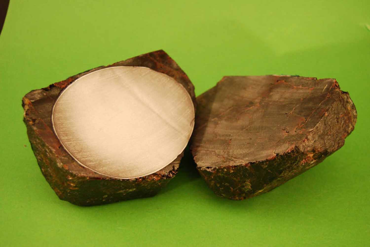 Garnet-Egg – cut-open raw stone